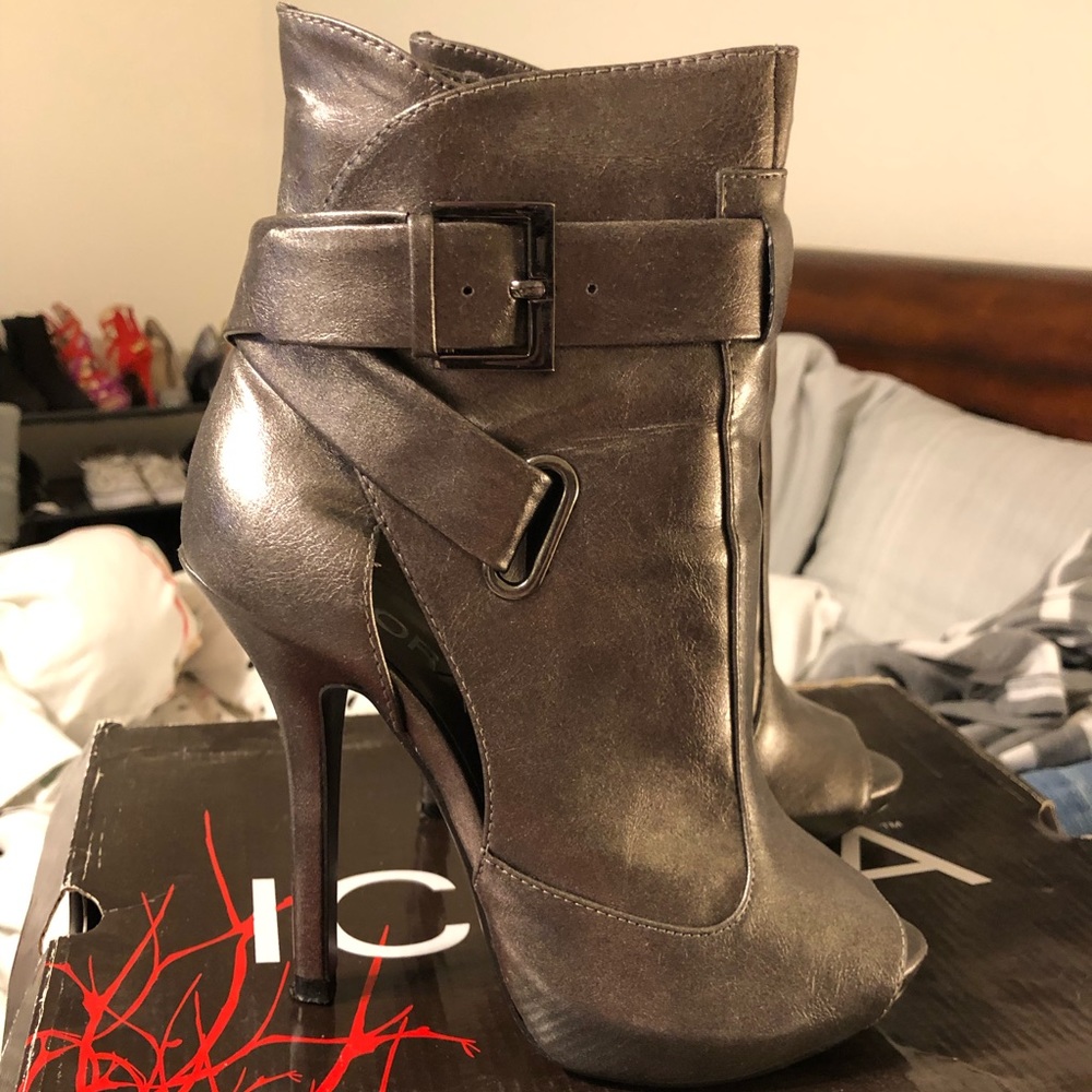 Icora half boots NWT